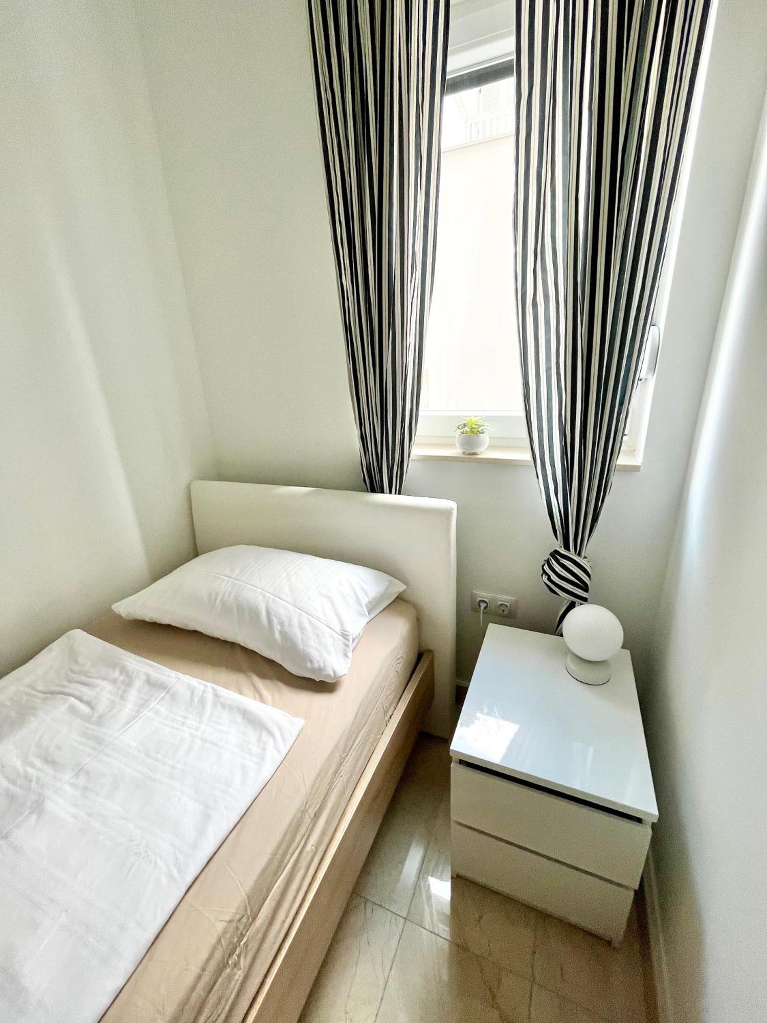Apartment Laura Подстрана Екстериор снимка